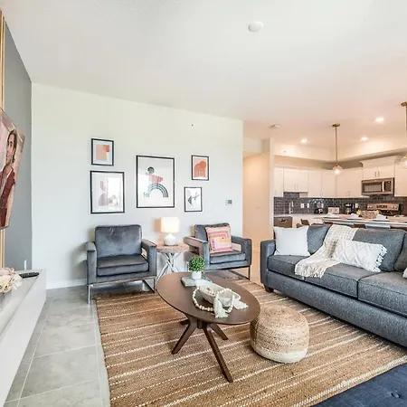 Chic 2Bed Condo At Storey Lake Mickey Room